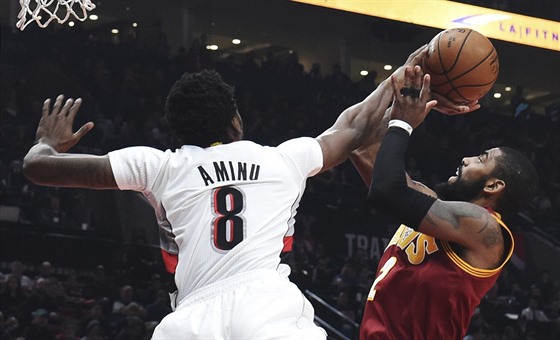 Al-Farouq Aminu z Portlandu zablokoval Kyrieho Irvinga z Clevelandu.