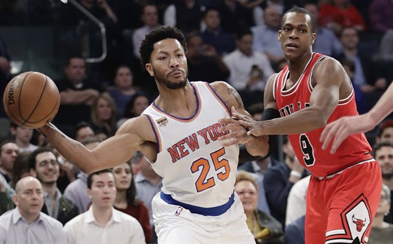 Derrick Rose (vlevo) z New Yorku udruje mí daleko od Rajona Ronda z Chicaga.