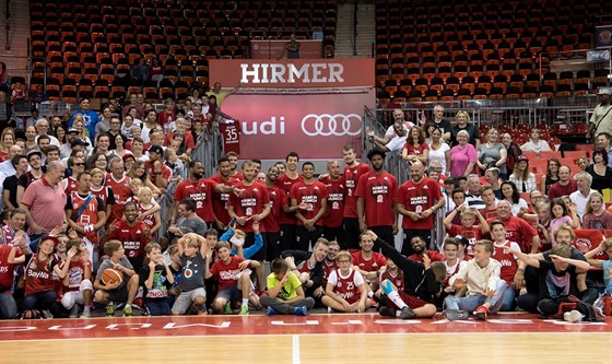 Basketbalisté Bayernu Mnichov se svými fanouky na pedsezonním pedstavování...