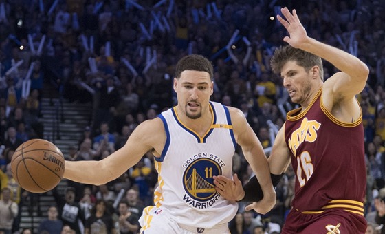 Kyle Korver (vpravo) z Clevelandu brání Klaye Thompsona z Golden State.