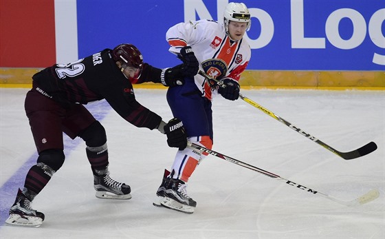 Dominik Uher (vlevo) ze Sparty napadá v semifinále hokejové Ligy mistrů Tuomase...