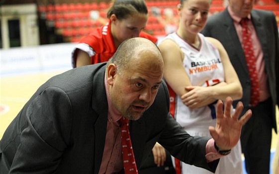 Daniel Kurucz usmruje bhem time-outu nymburské basketbalistky.