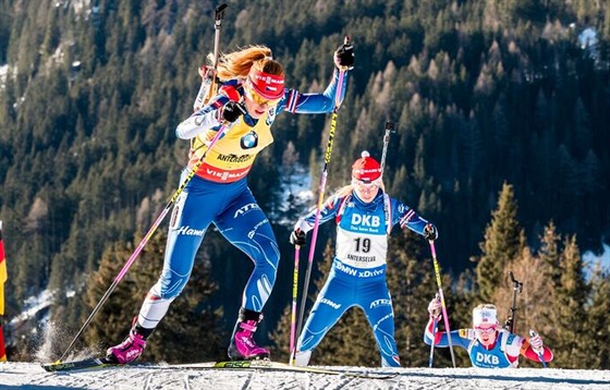 Gabriela Koukalov (vlevo) a Eva Puskarkov na trati vytrvalostnho zvodu SP...