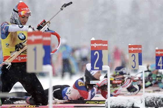 PIPRAVIT, PAL! Gabriela Koukalov se chyst na stelbu bhem sprintu v...