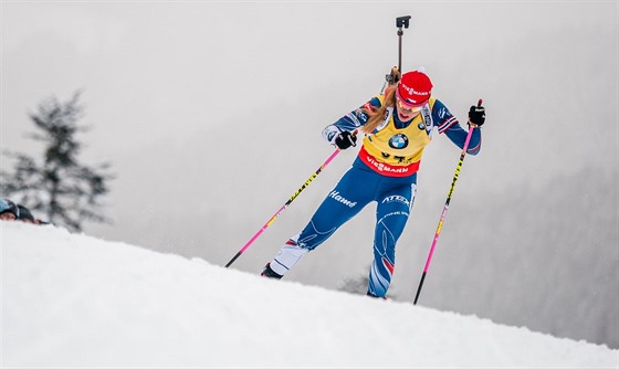 Gabriela Koukalov bojuje na trati sprintu v Ruhpoldingu.