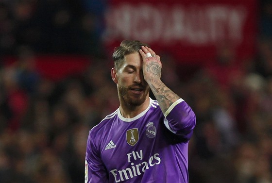 ZKLAMANÝ KAPITÁN. Sergio Ramos z Realu Madrid krátce poté, co si v utkání se...