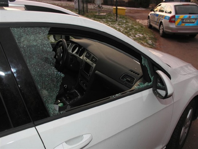 Zlodj rozbíjel okénka u aut a kradl z nich kabelky.