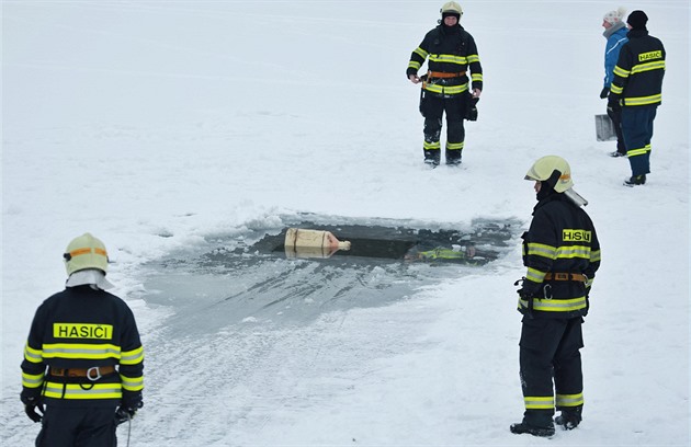 Dobrovolní hasiči z Jižního Města cvičí na Košíkovské nádrži.