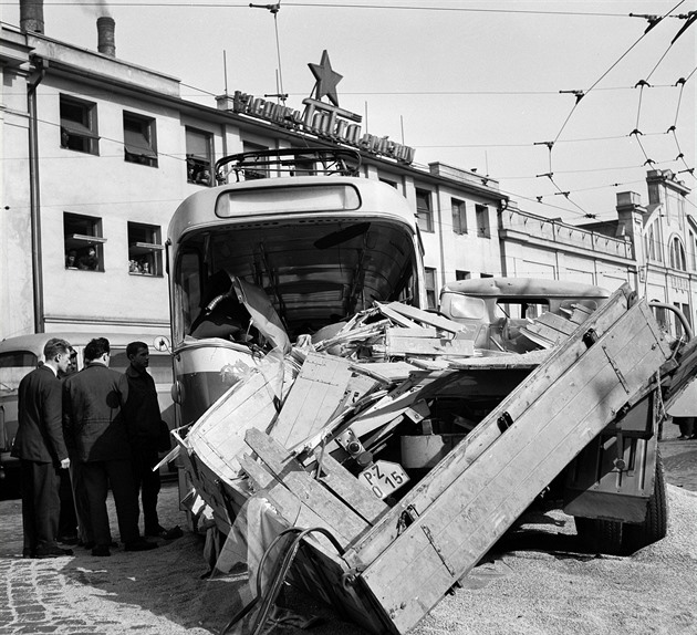 Tramvaj T3. V březnu 1962 se tramvaj na křižovatce Plzeňské a Radlické – shodou...