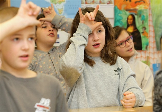 Školáci se s nadšením učí znakovou řeč, chystají se i kurzy pro kantory