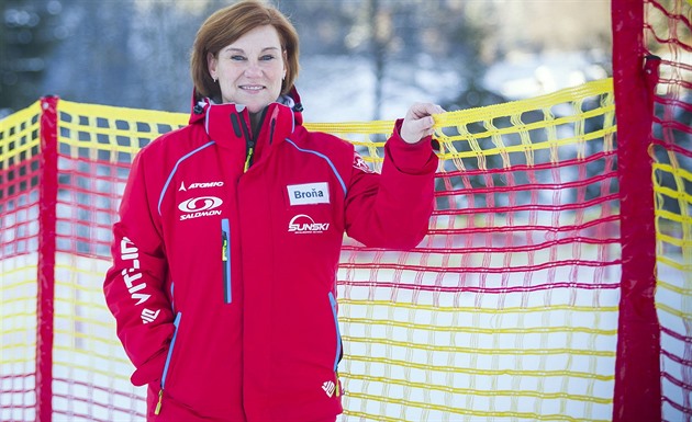 Bronislava Ondráková vede poboku lyaské koly Sun Ski ve Ski areálu Razula...
