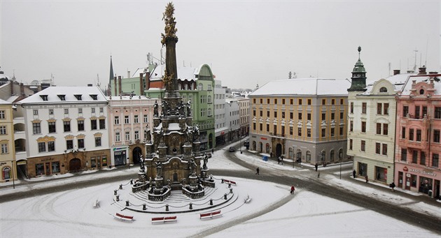 Sloup Nejsvtjí Trojice v Olomouci (snímek z budovy radnice).