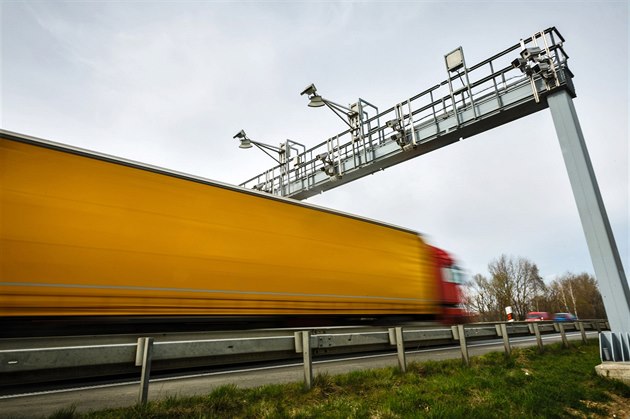 Ministerstvo dopravy zvauje, e rozíí mýto pro nákladní vozidla i na silnice...