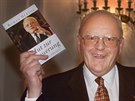 Bývalý nmecký prezident Roman Herzog se svou knihou v Berlín. fotografie z...