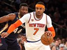 Carmelo Anthony z New York Knicks utíká před Solomonem Hillem z New Orleans.