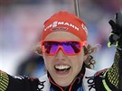 Nmecká biatlonistka Laura Dahlmeierová se raduje z vítzství ve tafet v...