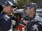 Po jedenácté etap Rallye Dakar si povídají Stéphane Peterhansel (vlevo) a...