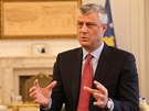 Kosovský prezident Hashim Thaçi pi rozhovoru s novinái v Pritin (16. ledna...