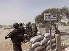 Vojáci hlídkují poblí kamerunsko-nigerijské hranice, kde operuje teroristická...