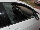 Zlodj rozbjel oknka u aut a kradl z nich kabelky.