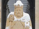 Písková socha Karla IV. u Mlýnské kolonády mla od svého vzniku vydret sotva...