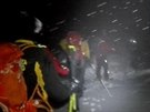 Záchranái míí k italskému hotelu Rigopiano, na který spadla lavina (19.1.2017)