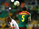 Michael Ngadeu Ngadjui, obránce kamerunské reprezetnace, v akci bhem zápasu s...