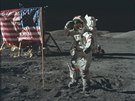 Eugene Cernan ze závěrečné mise Apollo 17 salutuje americké vlajce.