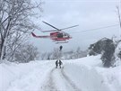 Záchranáský vrtulník vysazuje záchranáe u italského hotelu Rigopiano, na...