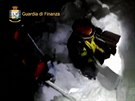 Záchranái míí k italskému hotelu Rigopiano, na který spadla lavina (19. ledna...