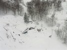 Pohled na hotel Rigopiano zavalený lavinou (19. ledna 2017)