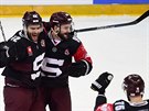 Michal Barinka (vlevo) slaví se spoluhrái druhý gól v semifinále hokejové Ligy...