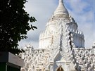 Bíle záící chrám Hsinbyume Paya symbolizuje horu Sumeru, která stojí uprosted...