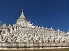 Bíle záící chrám Hsinbyume Paya symbolizuje horu Sumeru, která stojí uprosted...