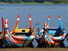 Na behu jezera Taungthaman kotví spousta barevných lodí pipravených vyvést...