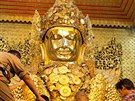 Tém tymetrovou zlatou sochu Buddhy pivezli do Mandalay v roce 1784 vojáci...