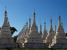 Kolem pagody Sandamuni najdeme celkem 1174 kamenných desek, na nich jsou...