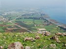 Výhled z hory Arbel na údolí u Galilejského jezera