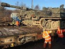 Nakládání britských tank Challenger na elezniní vagony
