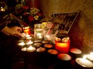 Studenti zapalovali svíčky a nosili věnce k pomníku Jana Palacha, který je...