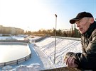 Bývalý hokejista Jaromír Meixner stojí na míst, kde stával starý stadion za...