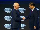 ínský prezident Si in-pching se zakladatelem WEF v Davosu Klausem Schwabem...
