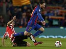 Lionel Messi z Barcelony v utkání Královského poháru obchází Mikela San José z...