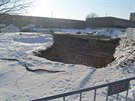 V sousedstv� z�taras� je vykop�na hlubok� j�ma.