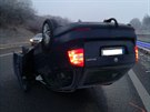 Po nehod na D11 skonilo auto na stee (19.1.2017).