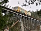 Železniční most přes přehradu Hracholusky na lokální trati z Pňovan do...