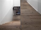 Schody do patra - stupnice pokrývá stejná devná podlahová krytina jako...