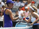 eská tenistka Denisa Allertová gratuluje své slovenské pemoitelce Dominice...