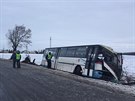 U středočeské obce Středokluky sjel linkový autobus do příkopu, jedna žena...