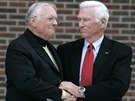 Eugene Cernan (vpravo) v říjnu 2007 gratuluje Neilu Amrstrongovi během...